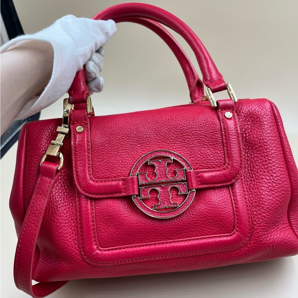 Tory Burch bag. Very good condition.